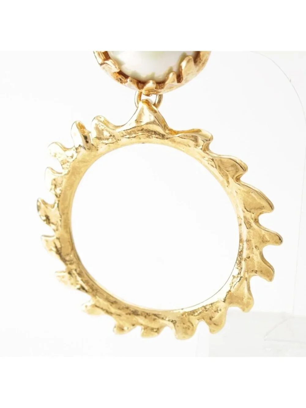Yves Saint Laurent item status